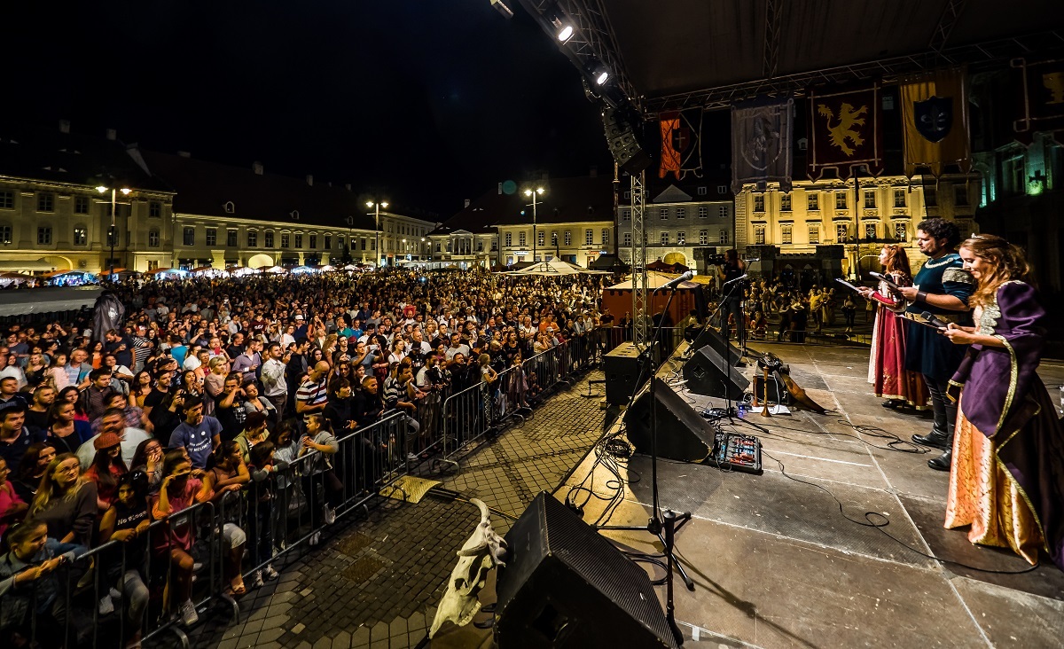 Atmosferă de poveste la Festivalul Medieval din Sibiu 2017. Cavaleri, domnițe și rock medieval în Piața Mare