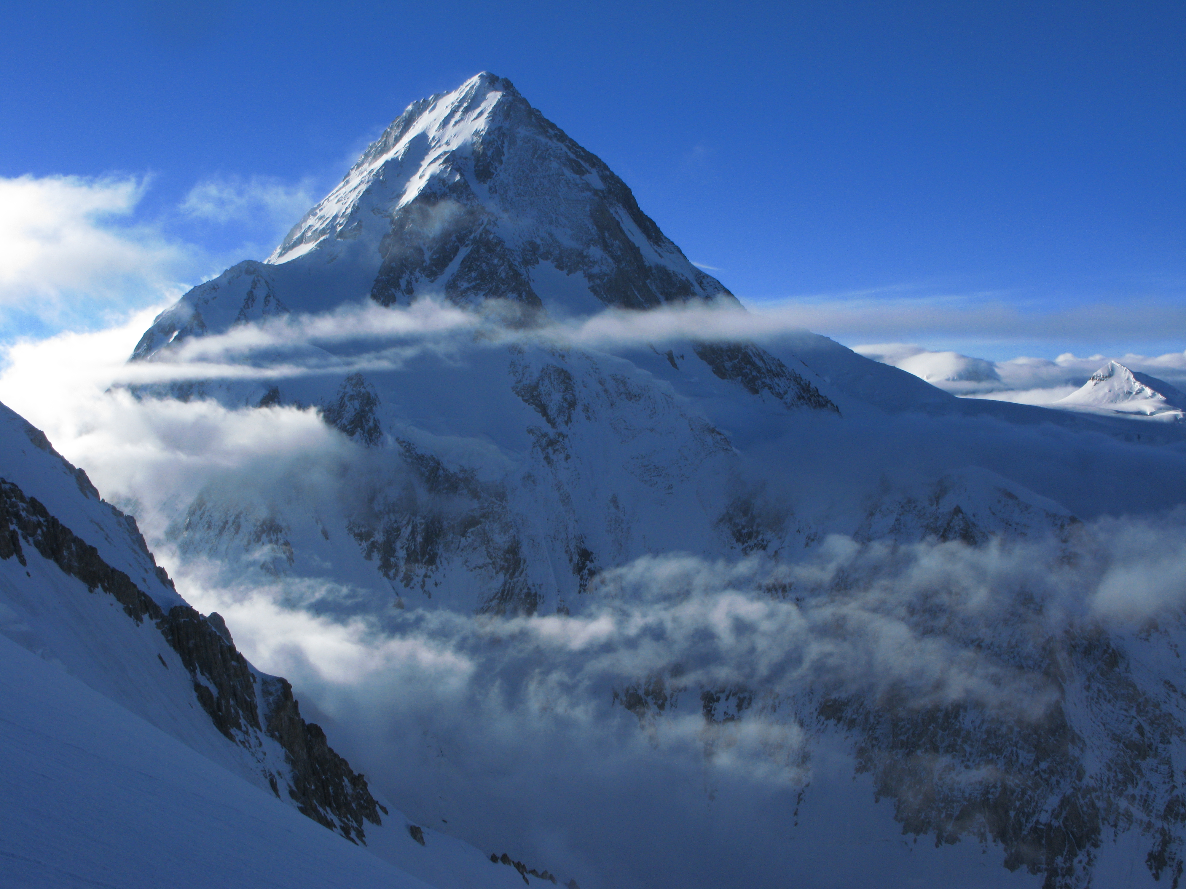 Alex Găvan atacă în condiții extreme un vârf din Himalaya / FOTO & VIDEO