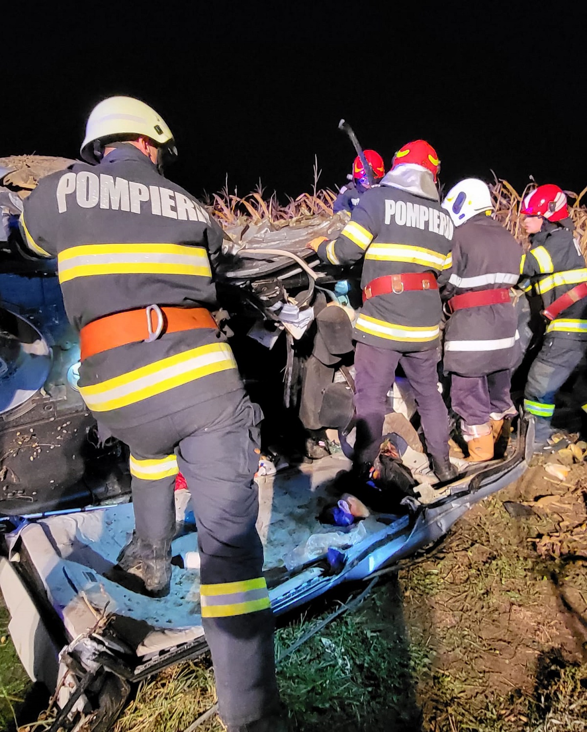 Patru morți din aceeași familie, pe o șosea din Neamț. Doi sunt copii, mașina în care erau a ajuns un morman de fiare, într-un lan de porumb