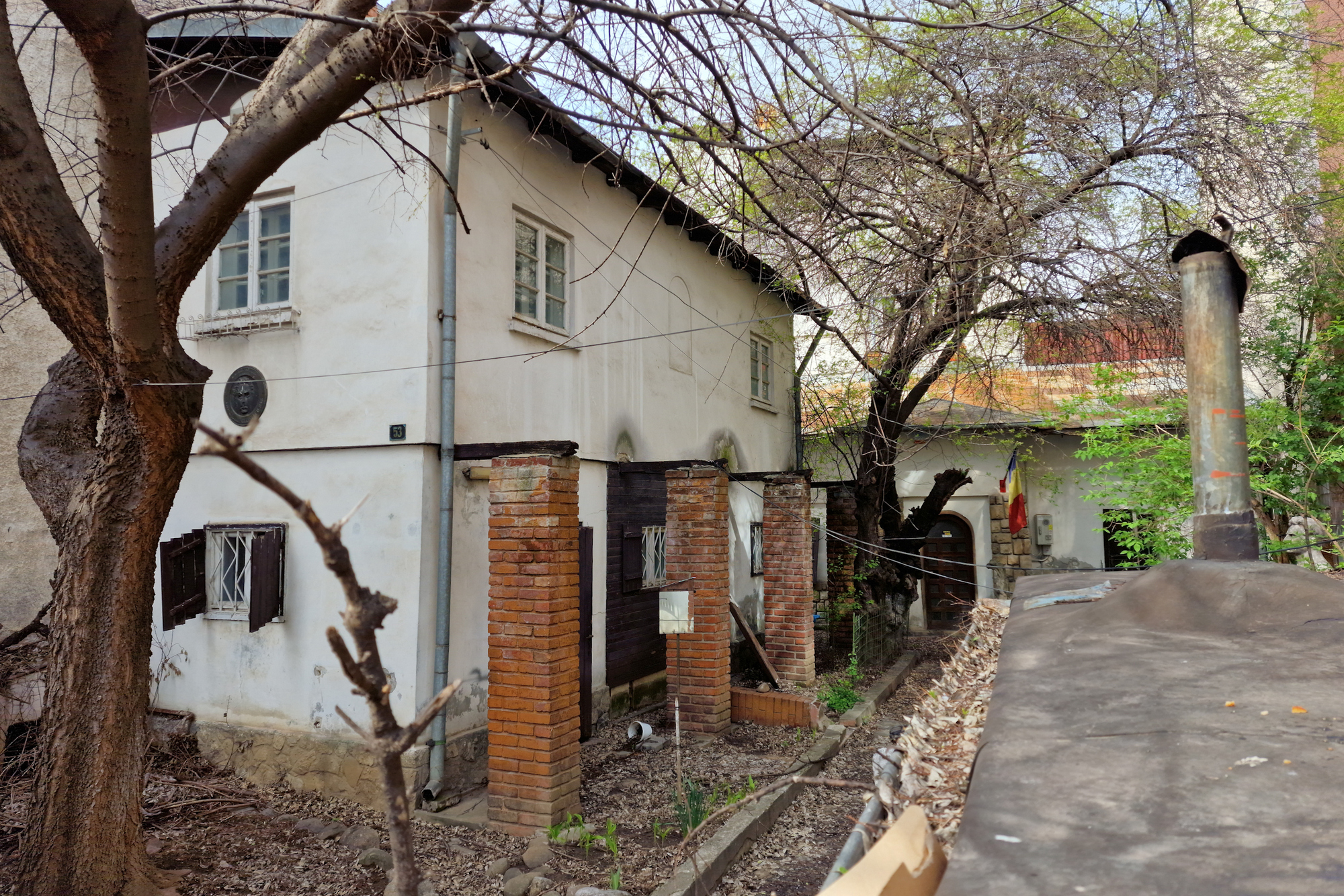 FOTO. Casa din București a unui mare scriitor și critic așteaptă de 15 ani să fie restaurată și redeschisă