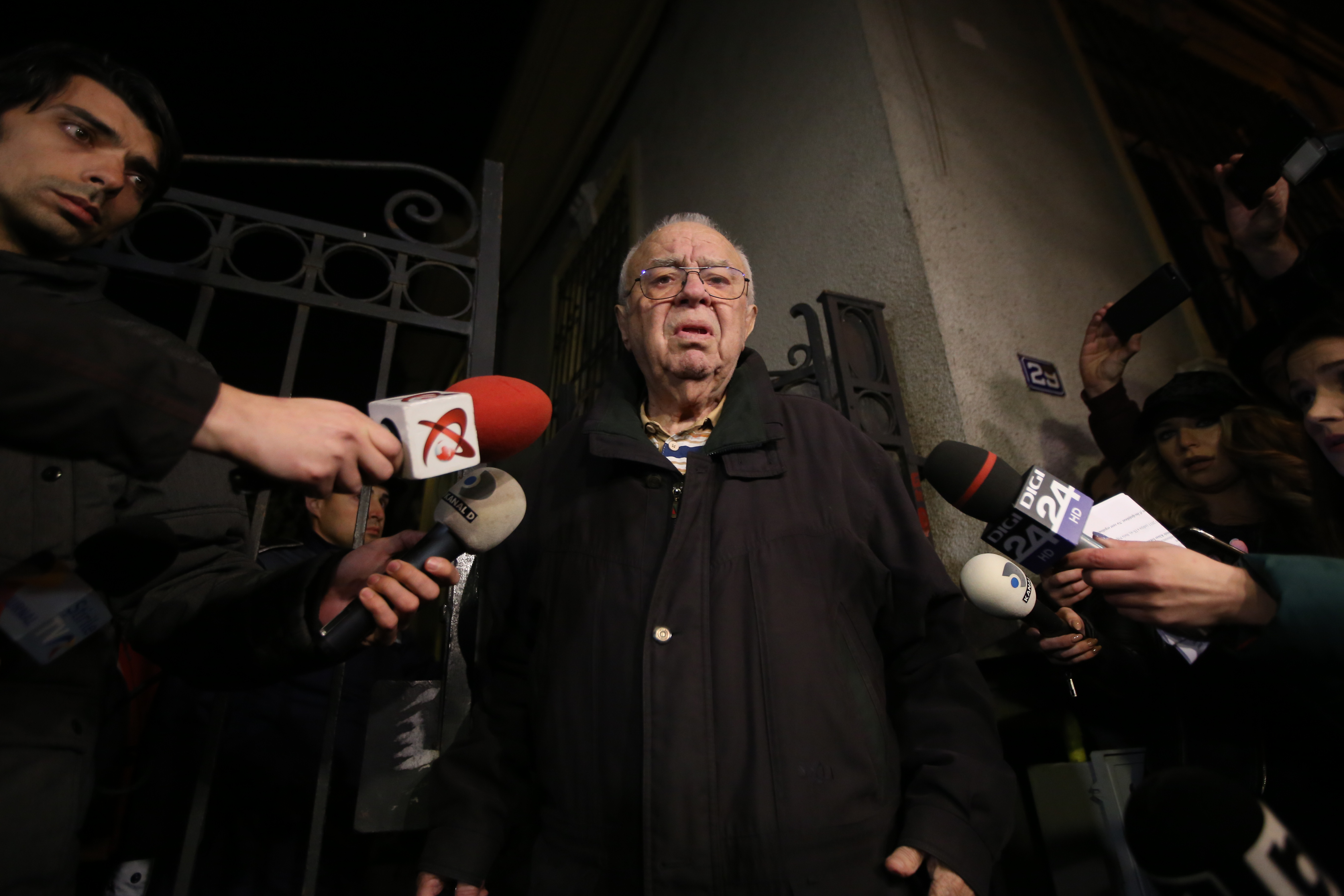 Alexandru Arșinel a ieșit în lacrimi din casa Stelei Popescu. "Cred că a murit ieri. Hemoragie internă, posibil" | FOTO