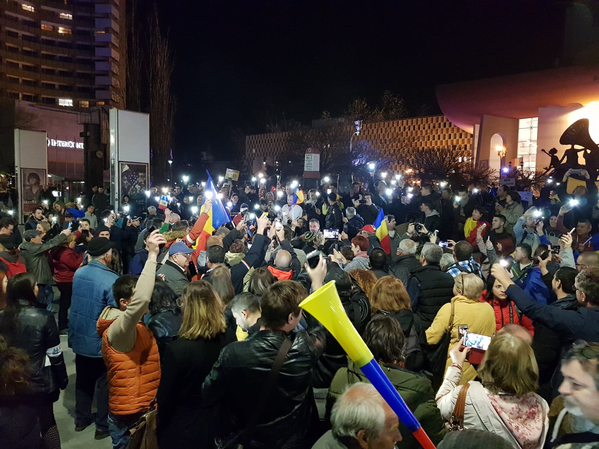 FOTO&VIDEO/ Sute de oameni au protestat sâmbătă seară în Piața Universității. Tudor Chirilă și regizorul Stere Gulea, printre protestatari
