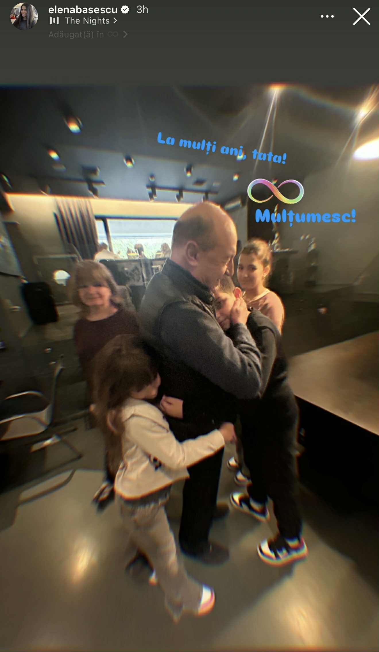 Imaginea cu Traian Băsescu îmbrățișat de nepoți de ziua lui de naștere. A împlinit 74 de ani și a sărbătorit în familie