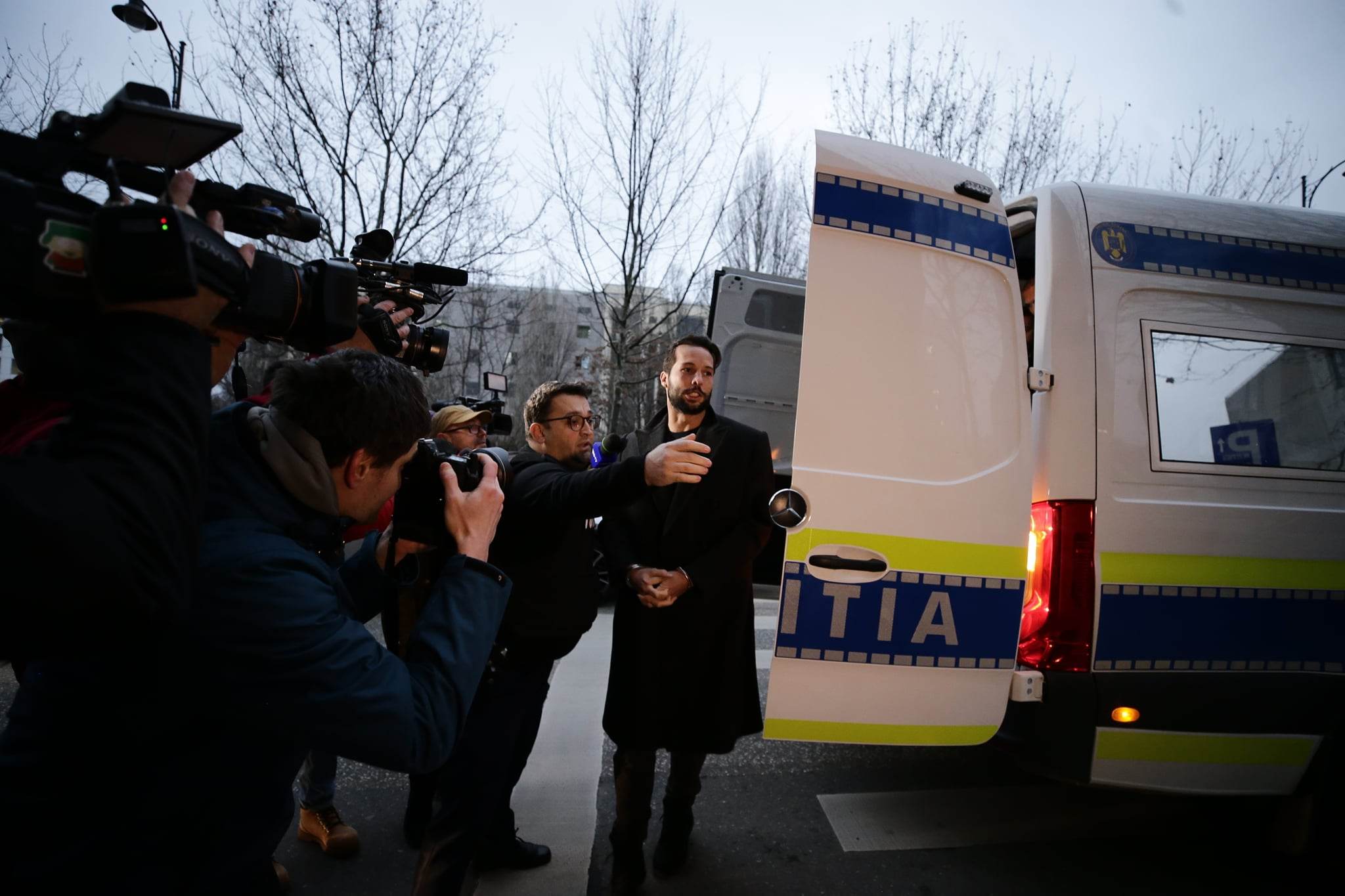 Frații Tate, aduşi din arest la DIICOT pentru percheziții informatice. Andrew Tate a acuzat statul că vrea să-i ia mașinile și banii