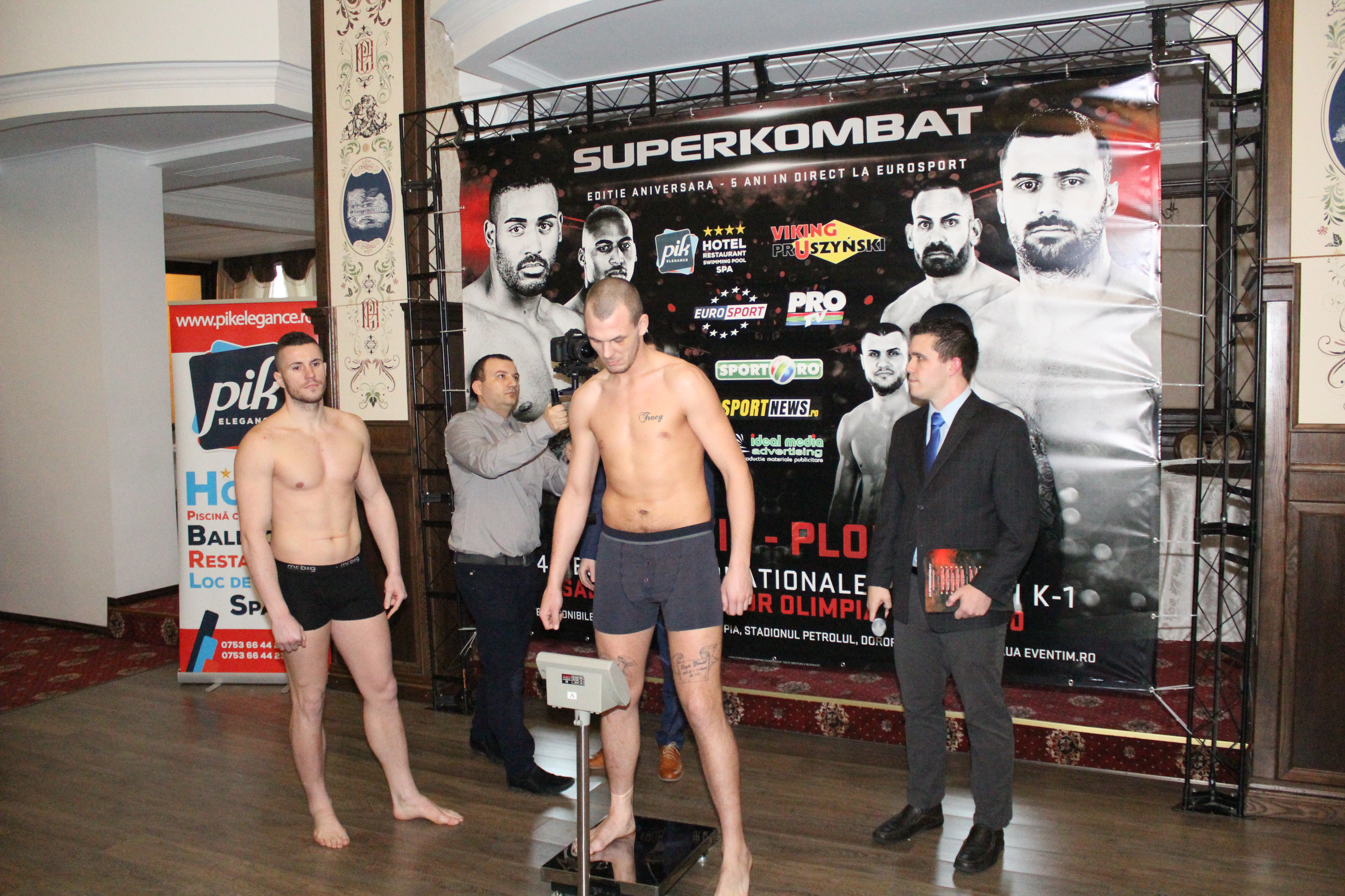 Luptătorii de la Superkombat Ploiești s-au confruntat pentru prima dată la cântarul oficial / GALERIE FOTO