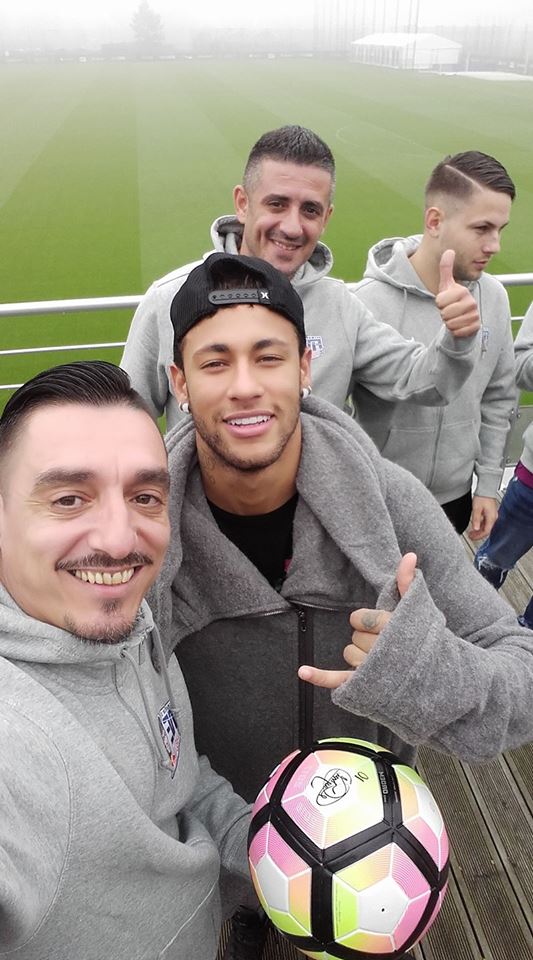 Neymar a primit cadou steagul României și un clop de oșan de la campionii mondiali la fotbal 5 la 5 / GALERIE FOTO&VIDEO
