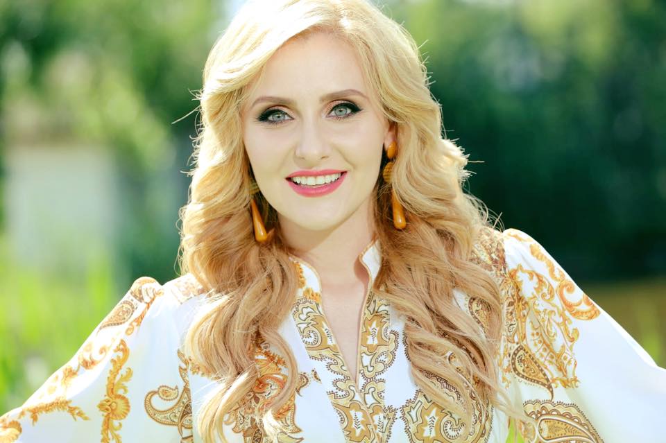 Alina Sorescu, nașă de botez. Ce ținută frumoasă a purtat vedeta | FOTO