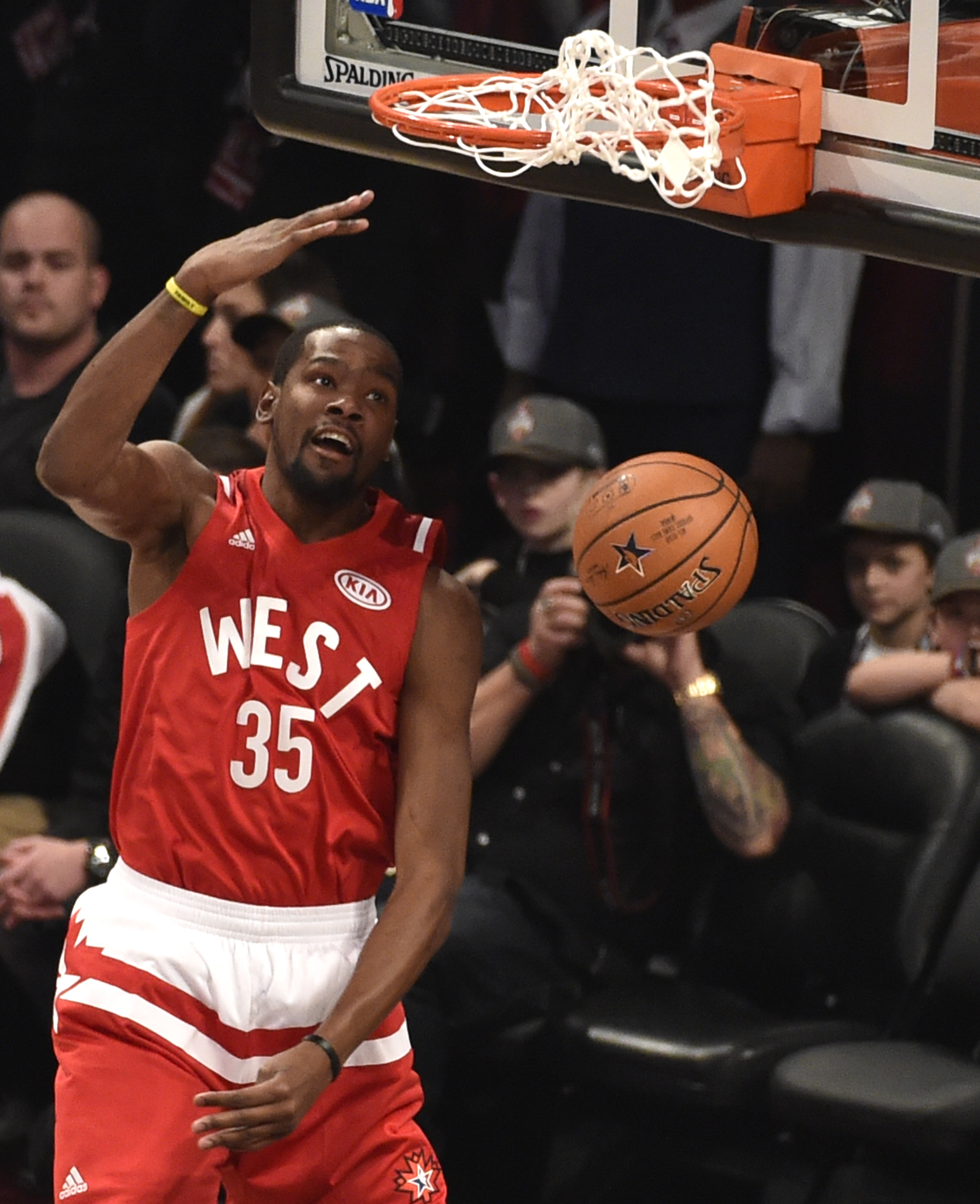Vestul a aruncat Estul la coș, la All-Star Game. ^Ultima reprezentație a lui Kobe Bryant. Românii n-au lipsit din ”Air Canada”! / GALERIE FOTO