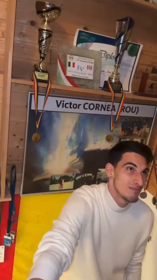 Imagini din casa părinților lui Victor Cornea, din Sibiu. Andreea Bălan a arătat toate medaliile, cupele și diplomele pe care logodnicul ei le are