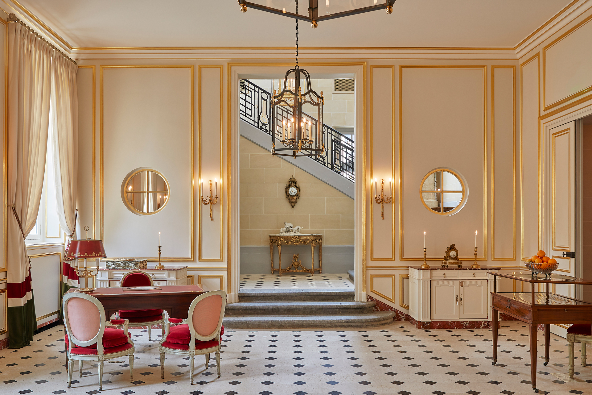 Hotelul de lux în care simți că stai chiar în Palatul Versailles. Cât costă o noapte de cazare