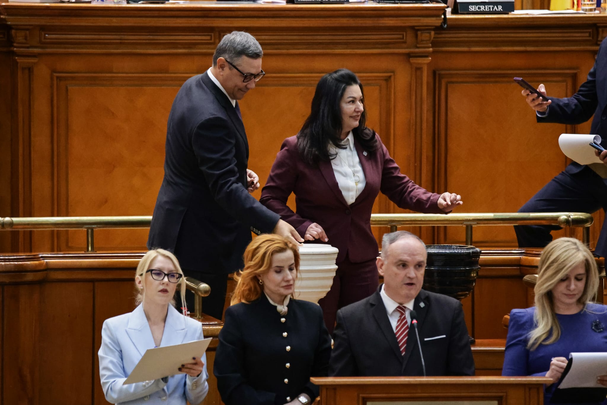 Ce nu s-a văzut la televizor în timpul votului moțiunii de cenzură împotriva Guvernului Bolojan. Negocieri în șoaptă, telefoane pe fugă și calcule la limită