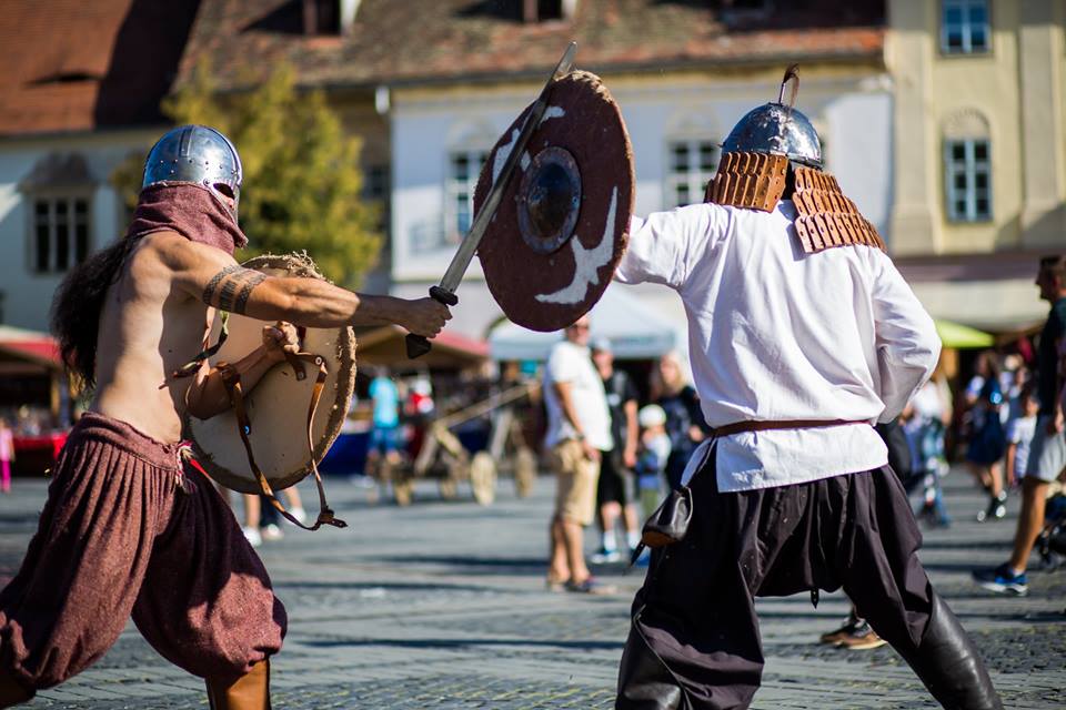 Atmosferă de poveste la Festivalul Medieval din Sibiu 2017. Cavaleri, domnițe și rock medieval în Piața Mare