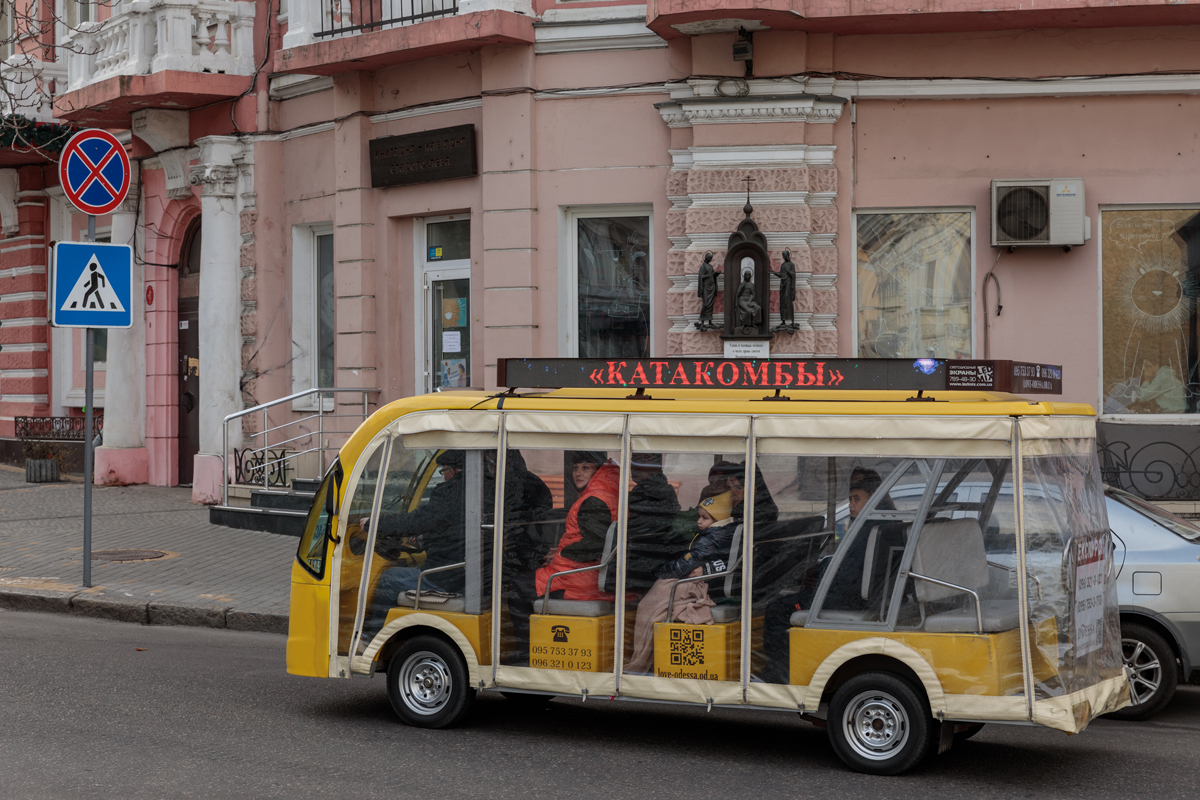 Însemnări din Odesa. Înainte de război, ghizii transportau turiștii cu mașini electrice. Astăzi, monumentele UNESCO sunt protejate în cutii antibombă