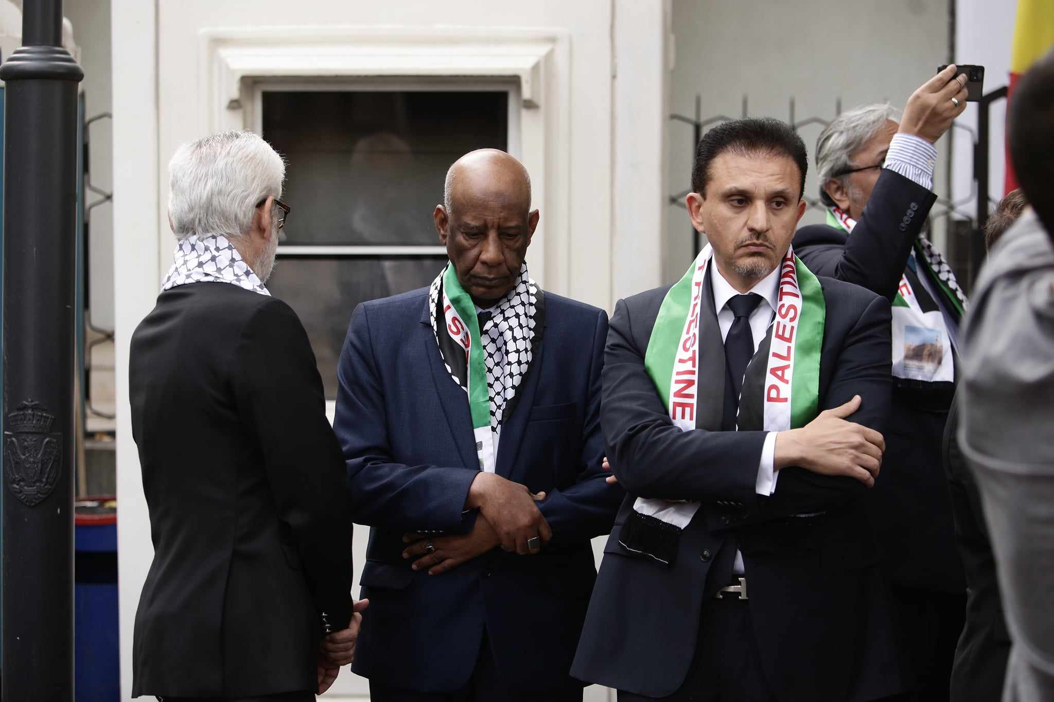 Reprezentanți diplomatici din circa 20 de state își exprimă solidaritatea cu poporul palestinian, la o manifestație în fața Ambasadei Palestinei la București