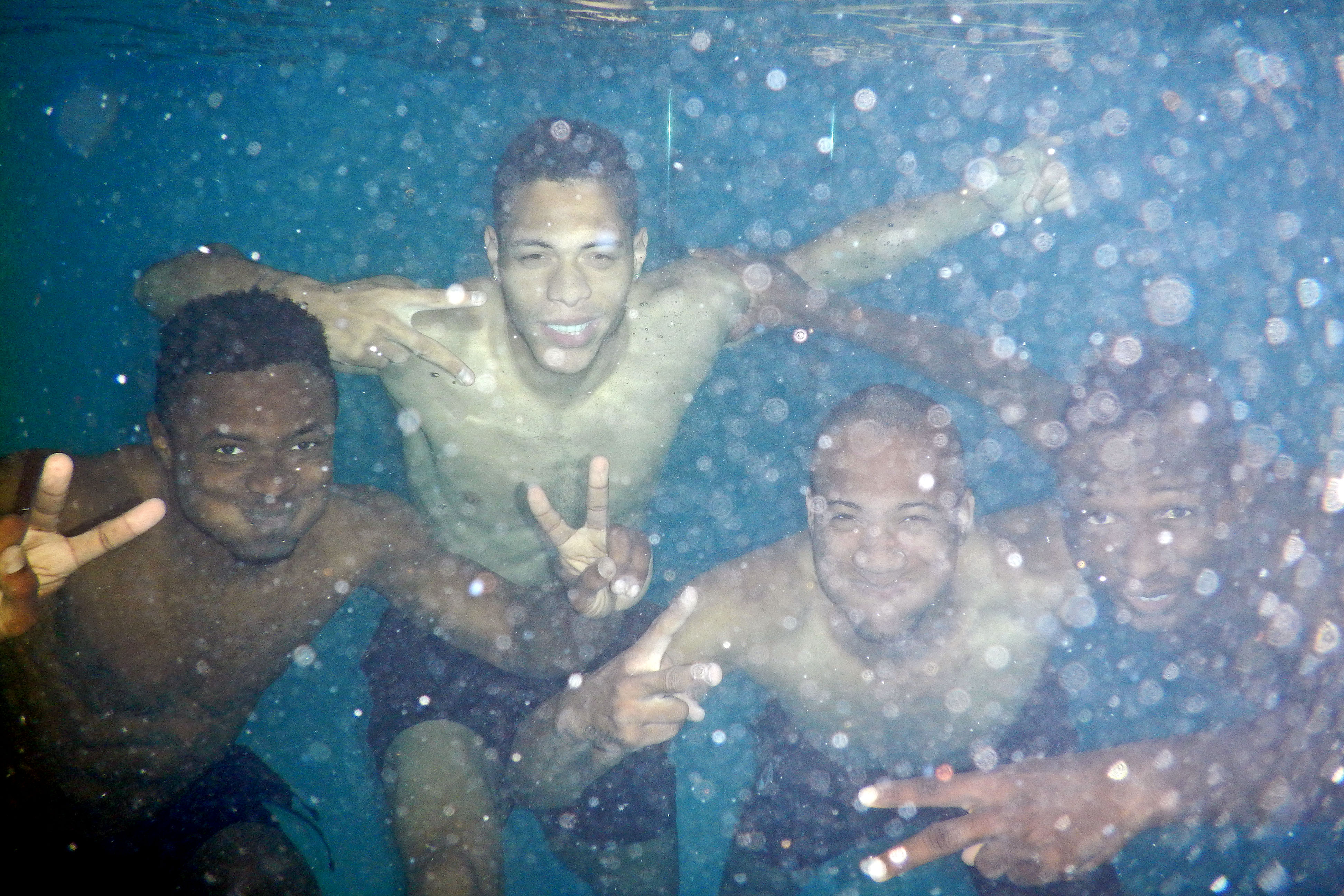SUPER GALERIE FOTO / ”Suntem câinii din Atlantis!”. Selfie sub apă!