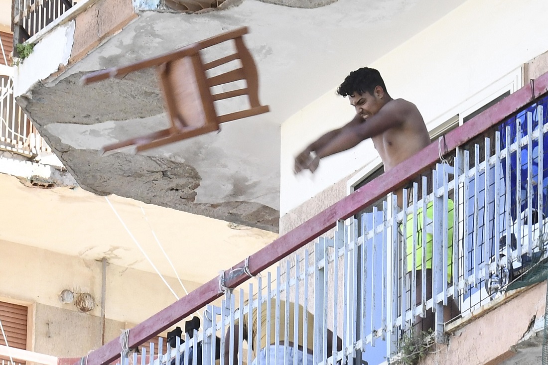 GALERIE FOTO  |  Zeci de cetățeni străini, infectați cu COVID-19, au încercat să fugă din carantină, în Italia. S-a cerut intervenția armatei