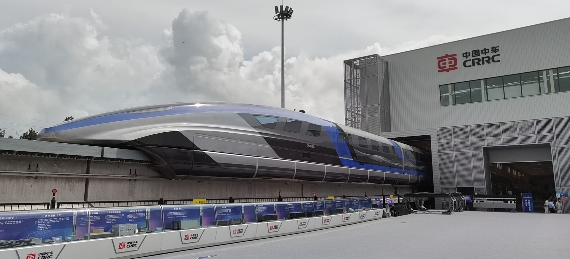Cum arată trenul care „levitează” deasupra căii ferate, prezentat de China. Vehiculul atinge 600 km/h