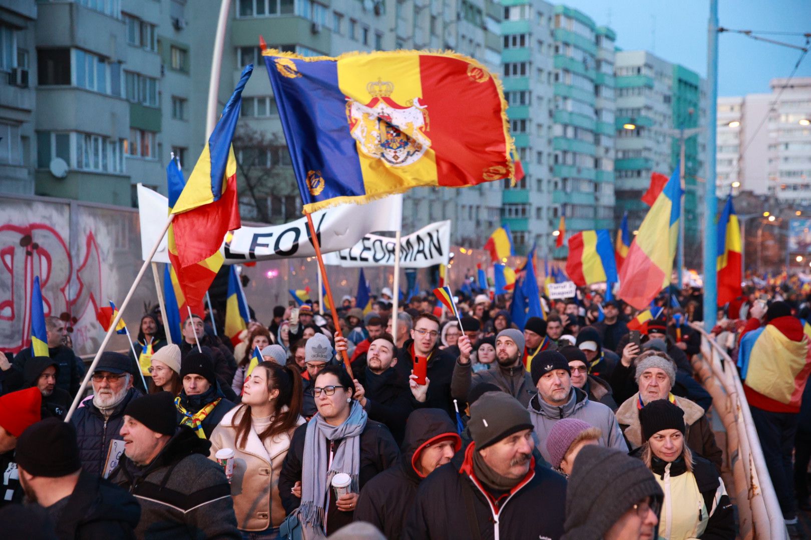 LIVE TEXT: Zeci de mii de oameni la protestul organizat de AUR în București. Mai mulți protestatari aveau asupra lor cuţite, bricege și substanţe interzise
