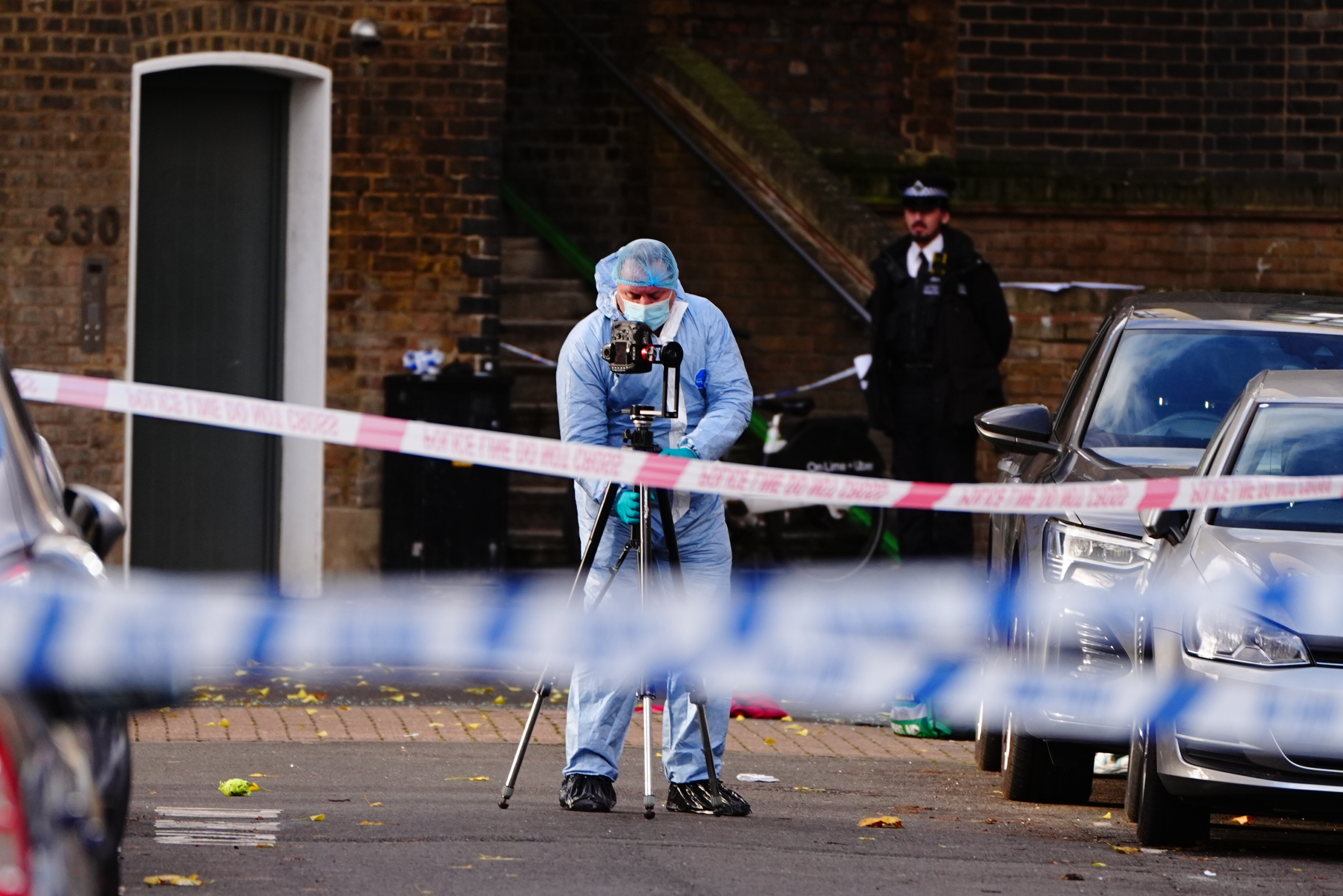 Atac armat în Londra. O fetiță de 8 ani și tatăl ei au fost grav răniți, după ce un tânăr a tras focuri de armă din mașină