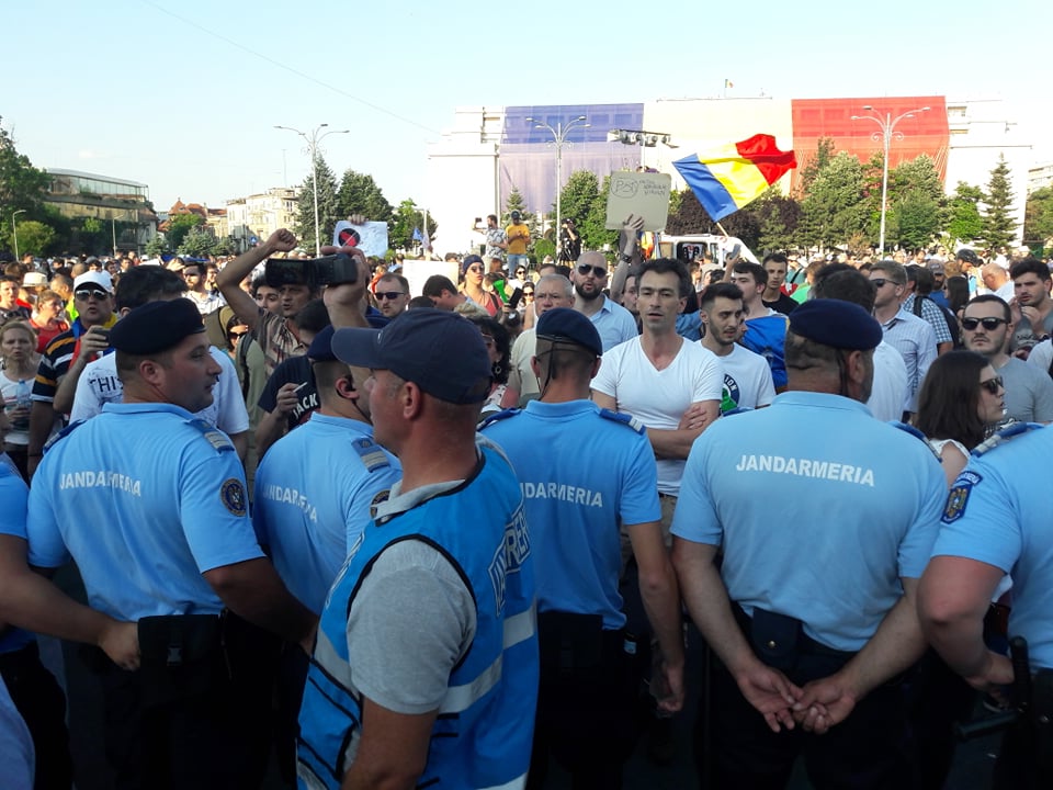 UPDATE. Protest în Piața Victoriei față de adoptarea CPP. Oameni amendați și îmbrânceli cu jandarmii (Foto&Video)