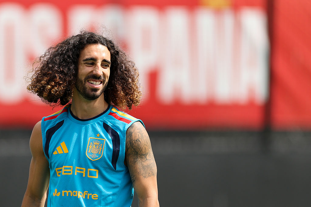 Inconfundabilul pletos Marc Cucurella, noua achiziție a lui Real Madrid: tatăl a trei copii, un fiu autist și cu o parteneră, Claudia Rodríguez, designer și fostă balerină