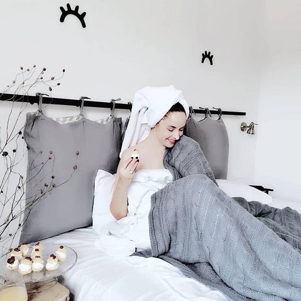 Andreea Marin, surprinsă goală în pat. Vedeta arată perfect la 44 de ani