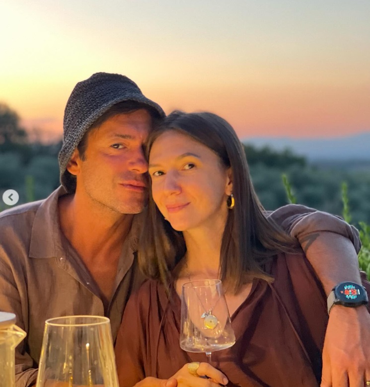 Adela Popescu și Radu Vâlcan, criticați după ce au plecat în vacanță fără copii: „Ce caută Gina Pistol în vacanța voastră cu tot cu copil?”