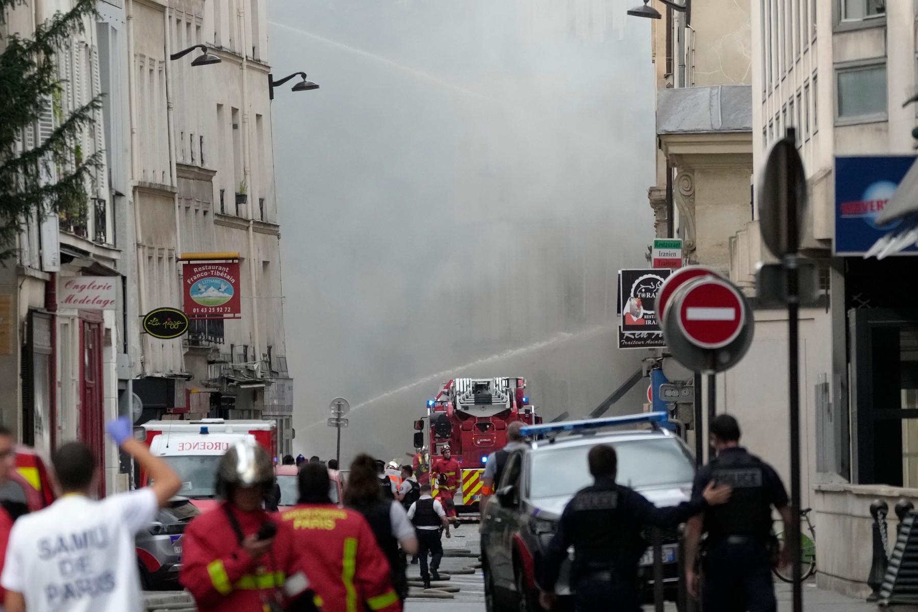 Explozie în centrul Parisului, urmată de un incendiu puternic. O clădire s-a prăbușit parțial, iar zeci de persoane au fost rănite. VIDEO