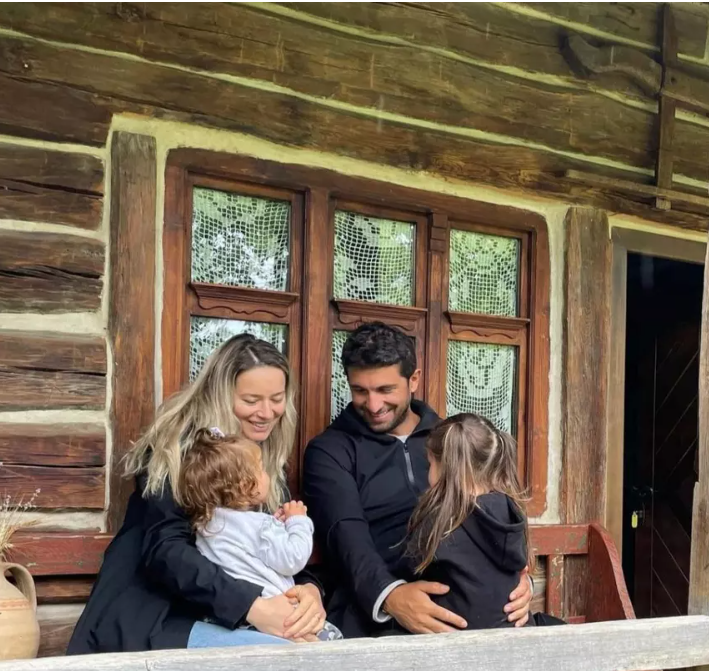 Imagini cu casa din Maramureș a Laurei Cosoi și a lui Cosmin Curticăpean. „Căsuța are momentan doar două camere. Avem de toate”