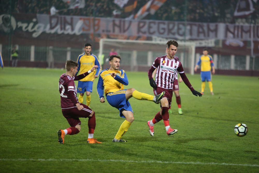 FOTO/Daniel Pancu, în genunchi în fața fanilor rapidiști! Declarație de dragoste pentru suporteri, la ultimul meci oficial pe stadionul Giulești: „De asta nu am jucat la Steaua, la Dinamo, datorită lor!”