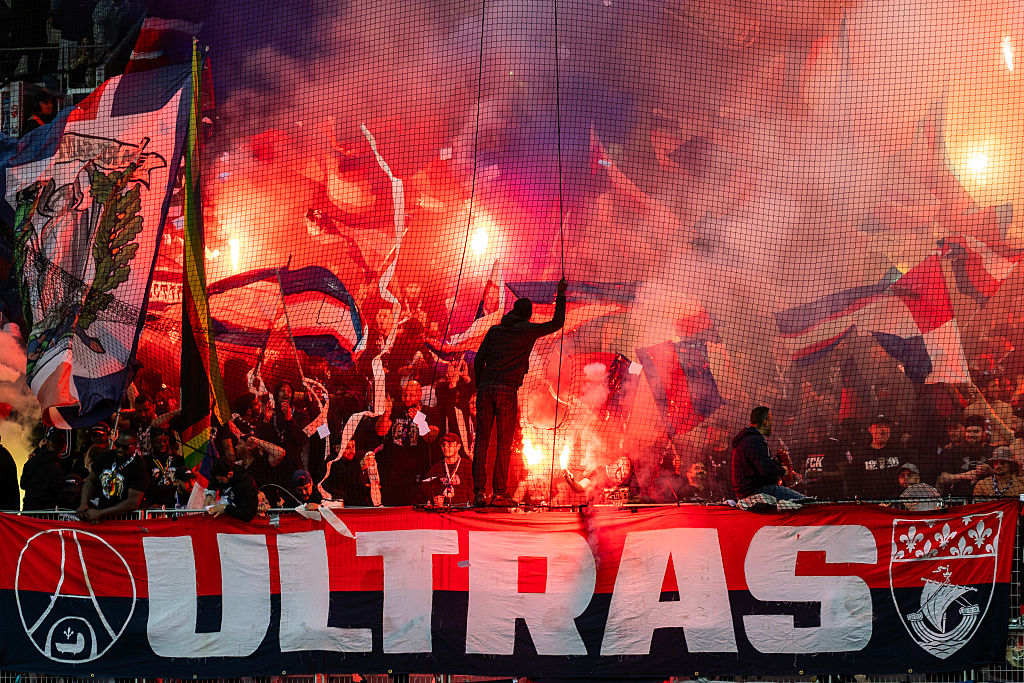 Tűzveszély Budapesten: pirotechnika, balhék, égő autók, avagy vajon mit hoznak a PSG és az Arsenal ultrái? – videó