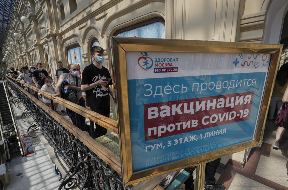 Cozi la vaccinarea anti-COVID în Moscova, după ce imunizarea a devenit obligatorie pentru angajații din sectorul serviciilor