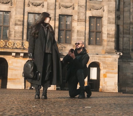 Imagini cu momentul în care Victor Dorobanțu, actorul român din „Wednesday”, și-a cerut iubita în căsătorie. Cum arată inelul de logodnă
