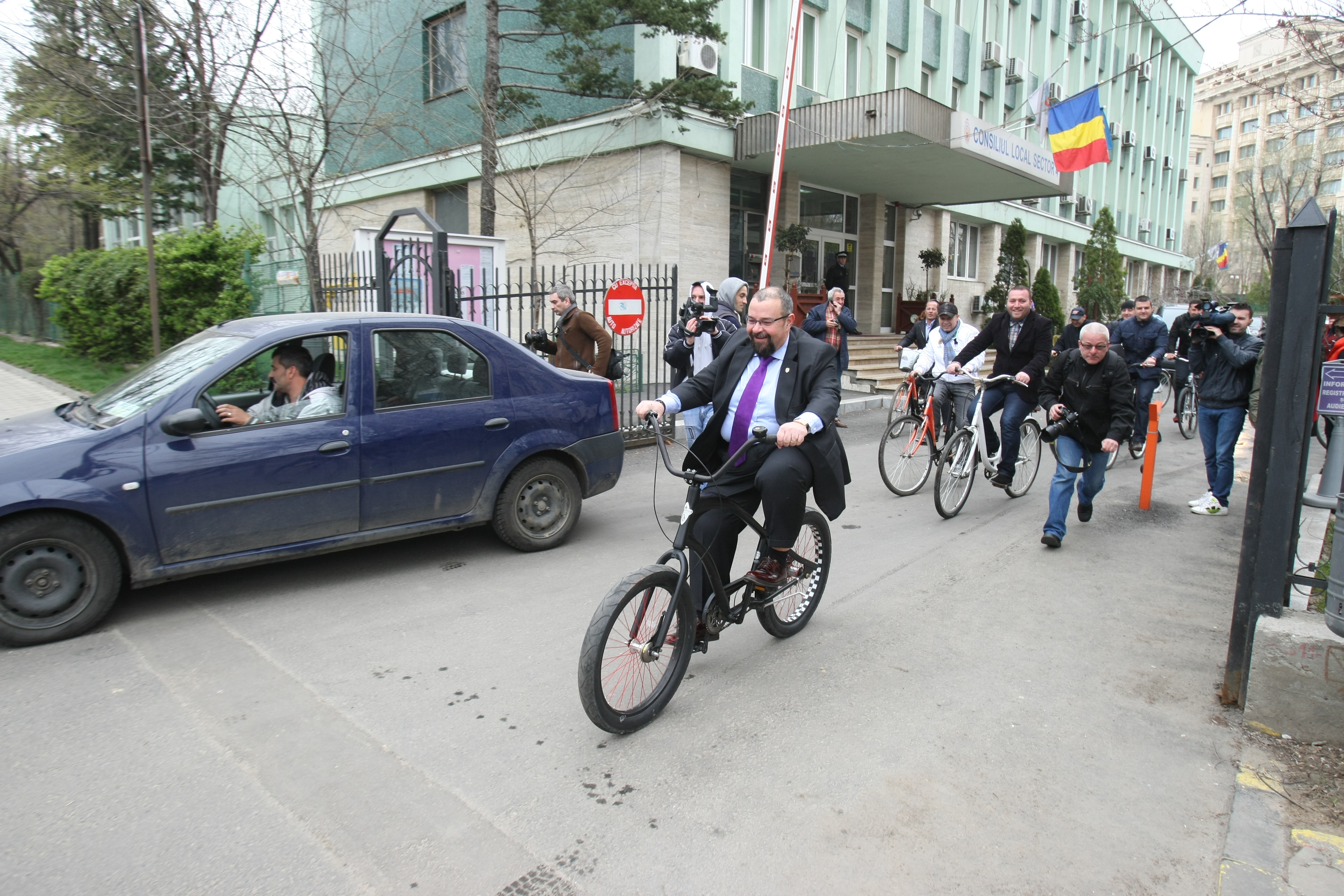 GALERIE FOTO/Politicieni pe bicicletă: ce promisiuni fanteziste au făcut oficialii, de pe două roți