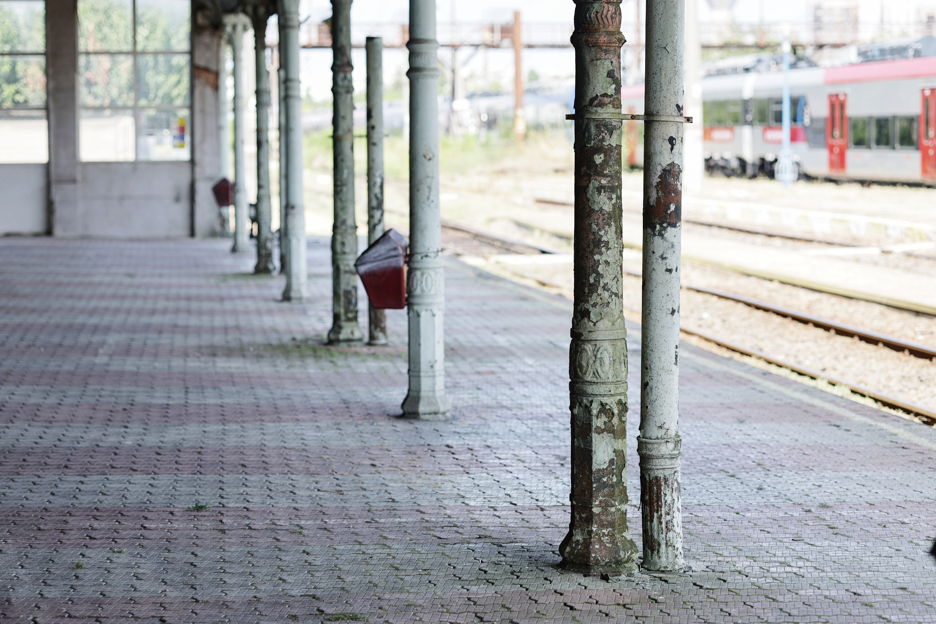 Gara-fantomă din București: dezastru total, cinci trenuri vin și pleacă, iar călătorii așteaptă micii calzi „La pierde tren”