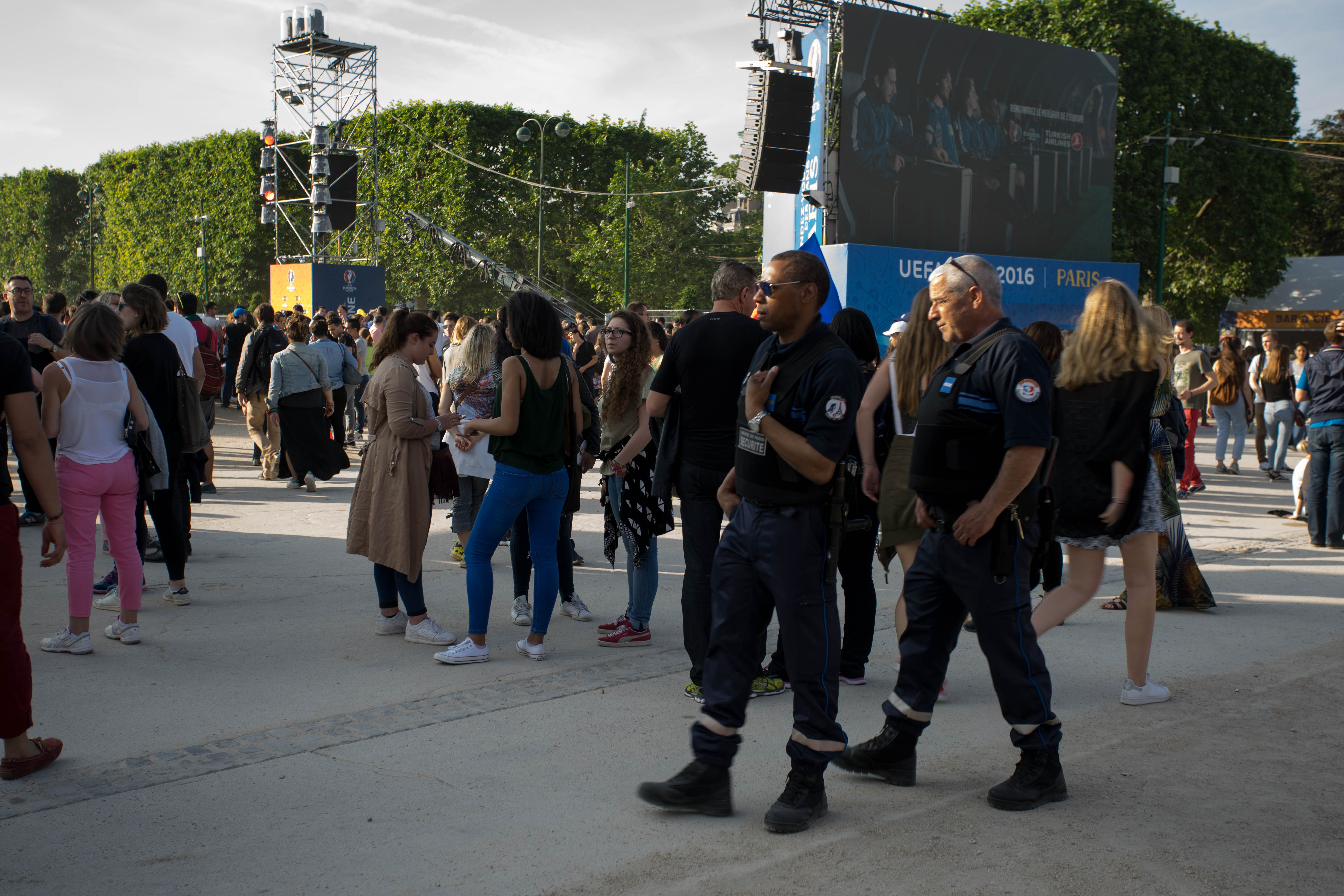 Euro 2016. ”Libertatea” a fost la fan-zonul uriaș din Paris, deschis cu un concert David Guetta, în prezența a zeci de mii de oameni. Securitate strictă / GALERIE FOTO și VIDEO