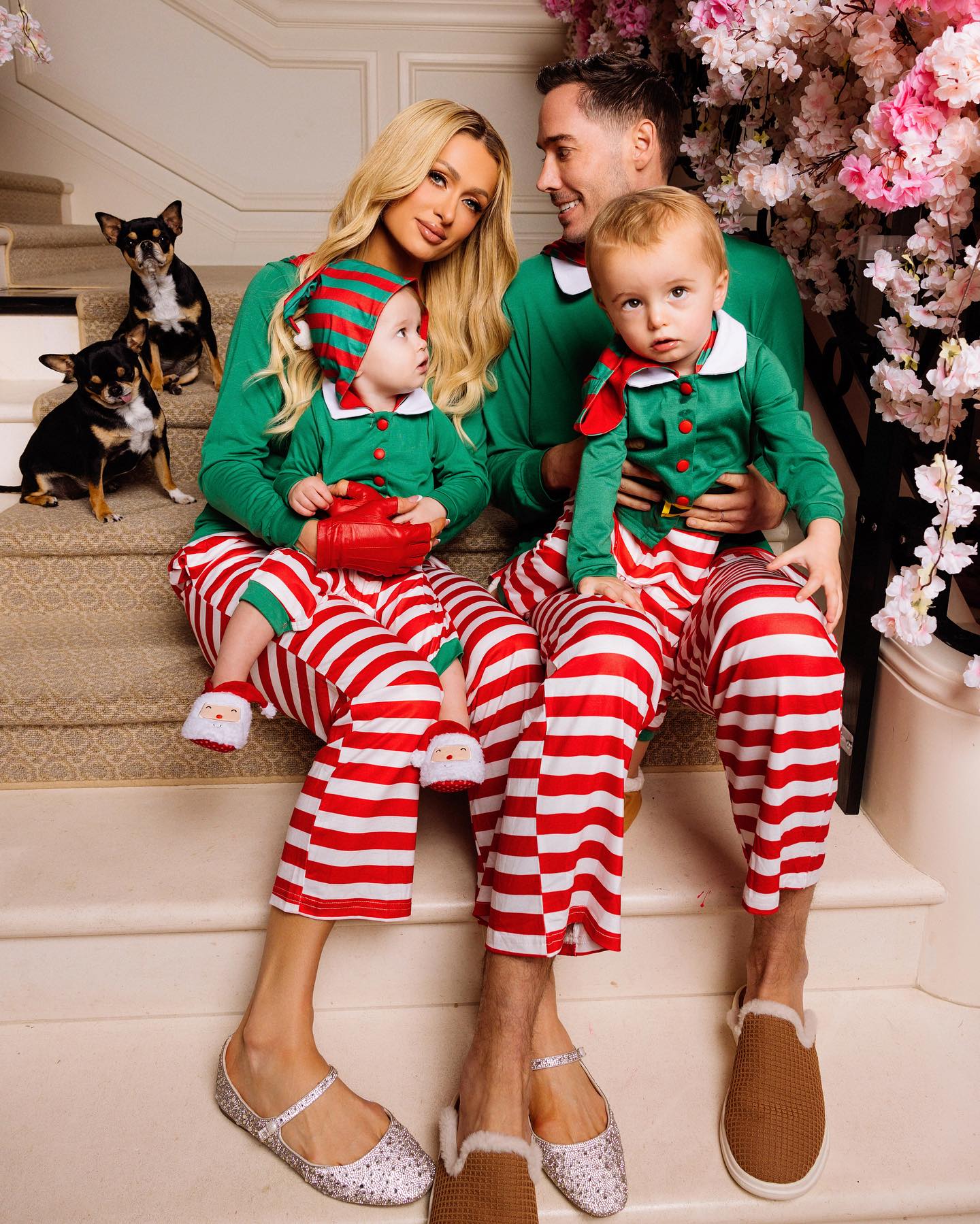 Paris Hilton a făcut o ședință foto de Crăciun complet dezbrăcată. S-a acoperit doar cu o fundă roșie: „Prezența mea e un cadou”