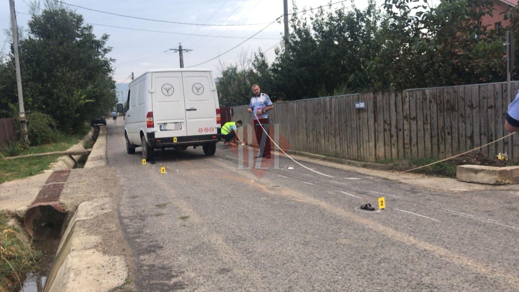 Doi copii au fost loviți de o dubă, când se jucau cu un skateborad. Unul a murit, altul e în comă