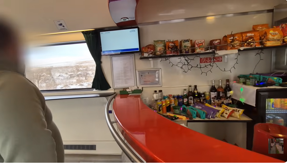 Cum arată vagonul restaurant modernizat al CFR Călători de pe ruta Brașov-Cluj și ce experiență oferă