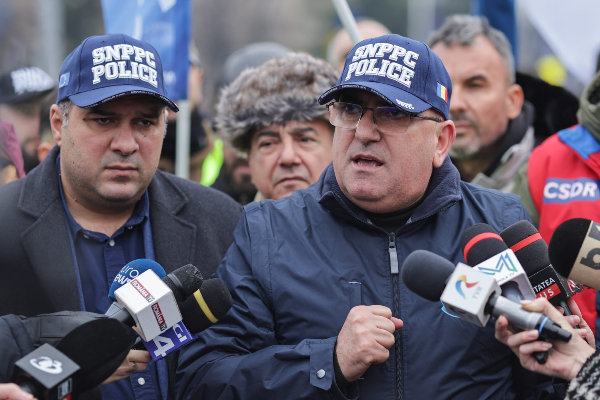 Protest în Piața Victoriei al sindicatelor din penitenciare faţă de Ordonanţa „trenuleţ”: „Guvernul nu îngheaţă salariile, ci le taie”