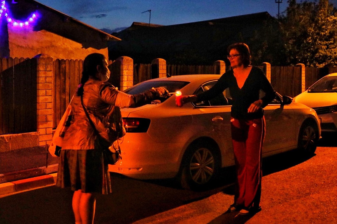 VIDEO | Voluntarii au împărțit Lumina Sfântă credincioșilor pe străzi