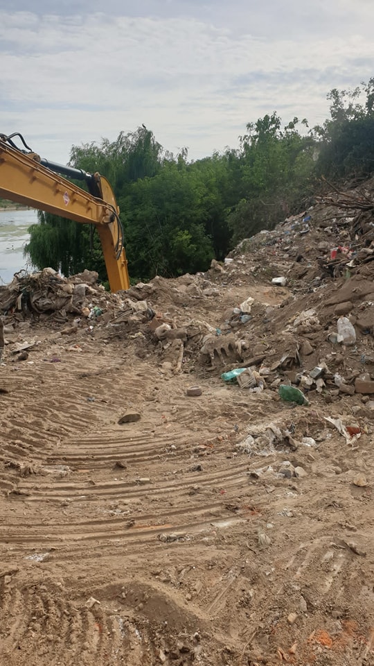 Apele Române: Peste 300 de tone de deşeuri au fost scoase din Lacul Fundeni în 5 zile