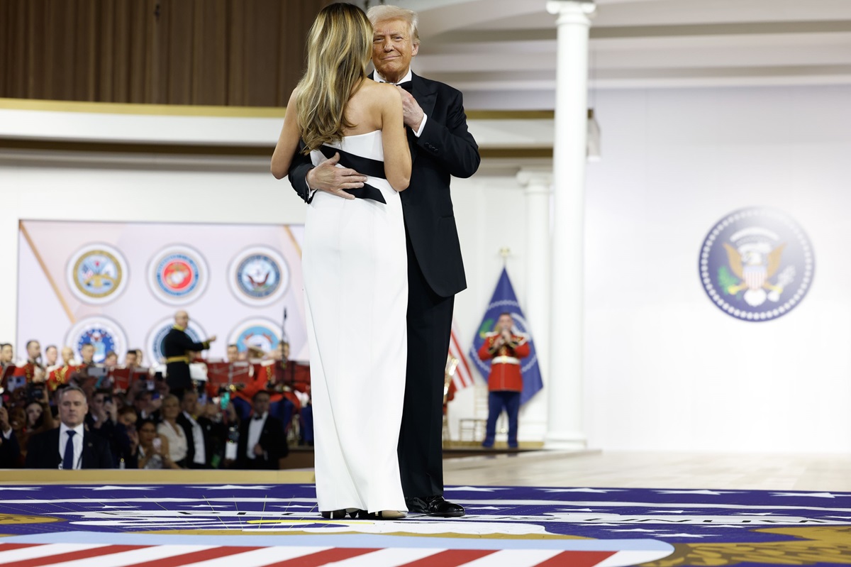 Cum a apărut Melania la discursul lui Donald Trump în fața Congresului. Suma colosală pe care a plătit-o pentru sacoul Dior