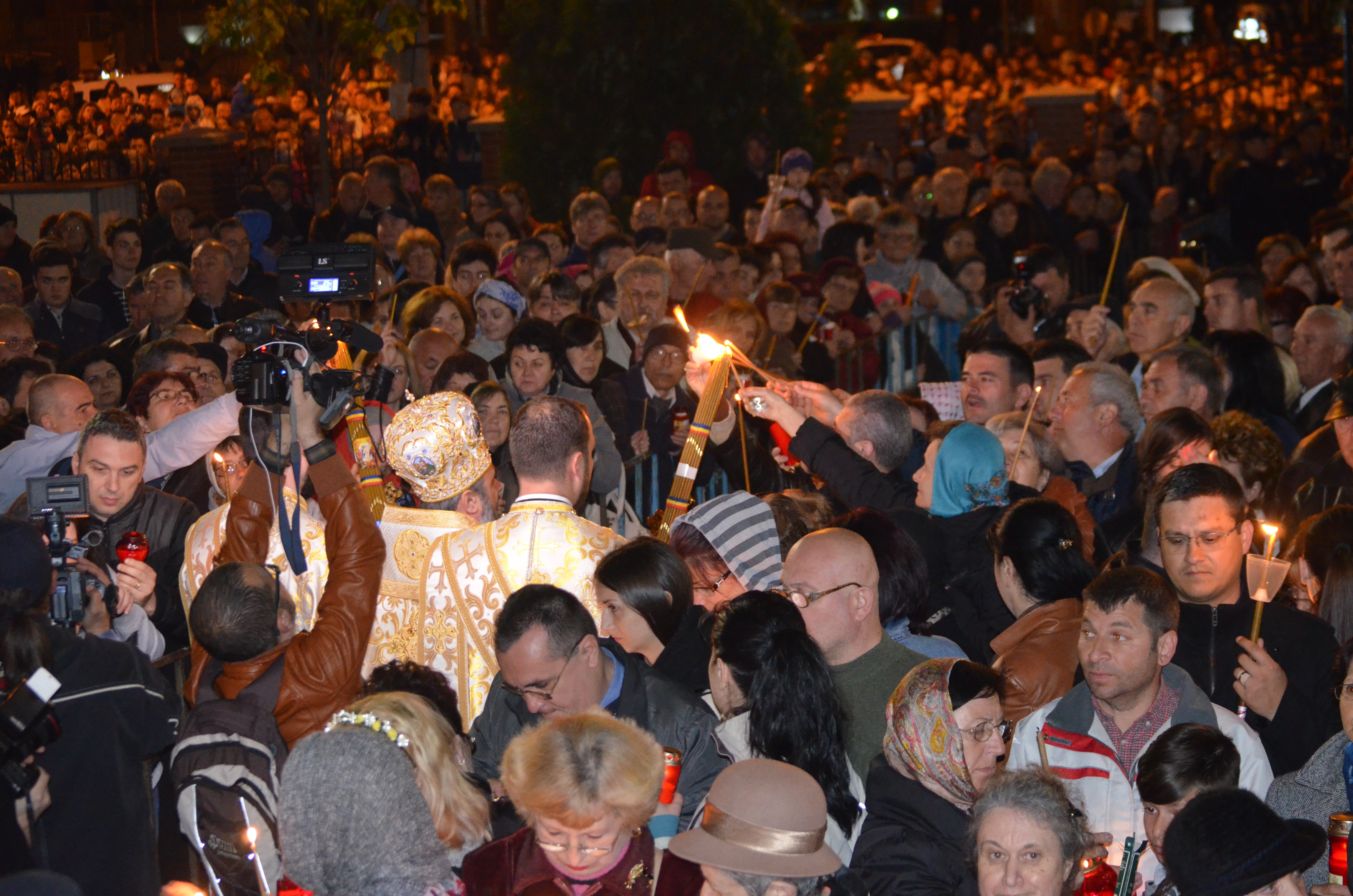 PAȘTE 2016: HRISTOS A ÎNVIAT! Așa petrec românii de Paște, pe 1 MAI! FOTO&VIDEO