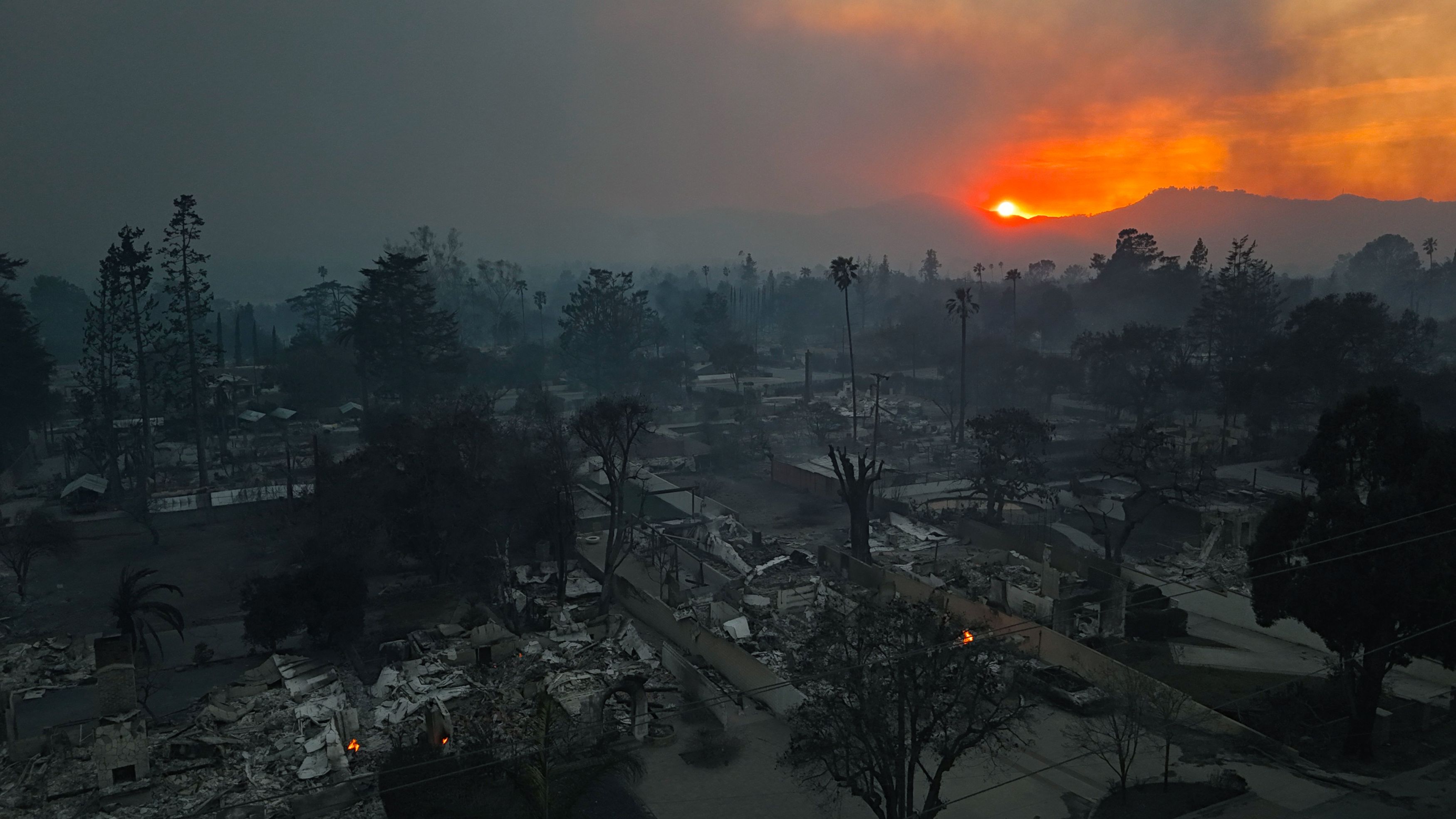 O româncă a fugit cu copiii din infernul incendiului din California: „Am plecat în Arizona. E miros de fum și aer poluat și la 4 ore de Los Angeles”