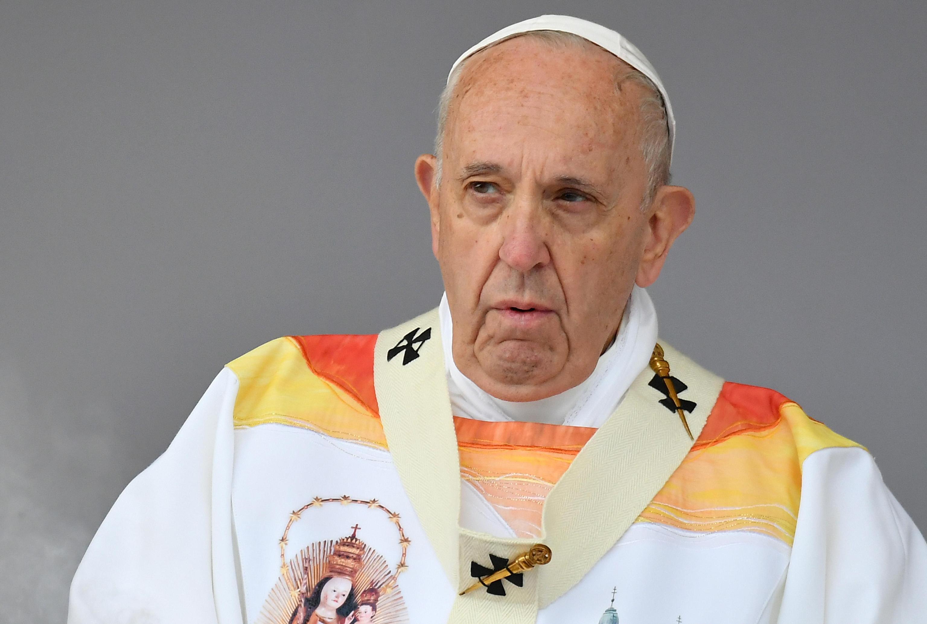 FOTO | Veșmintele pe care Papa Francisc le-a purtat la Şumuleu Ciuc au fost făcute de un designer român