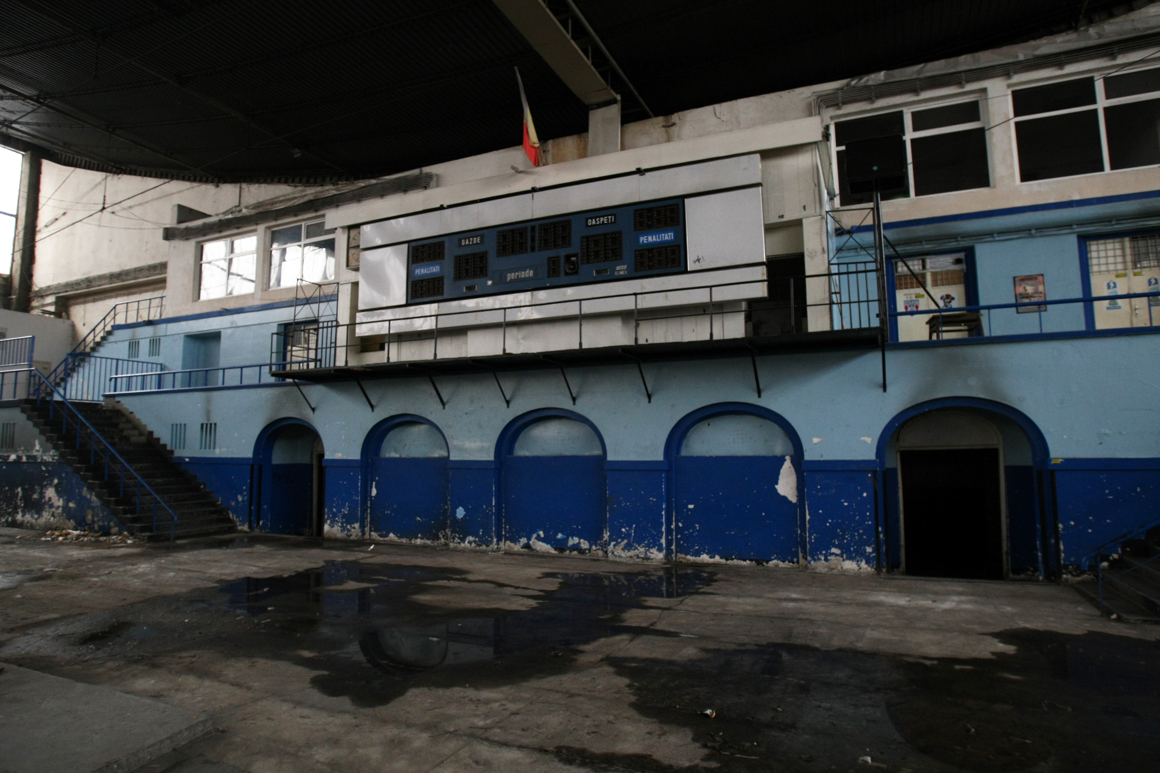 Patinoarul "Flamaropol" e o ruină. Reconstrucția întârzie / GALERIE FOTO