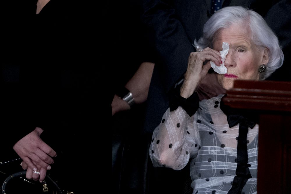 FOTO/ Imagini emoționante. Mama lui John McCain, în vârstă de 106 ani, la căpătâiul fiului ei