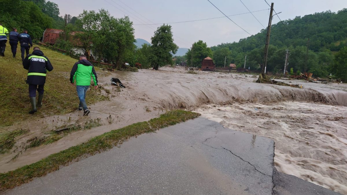 Inundații puternice în Alba, oamenii s-au refugiat în podul casei. Un șofer din Cluj a fost prins de viitură