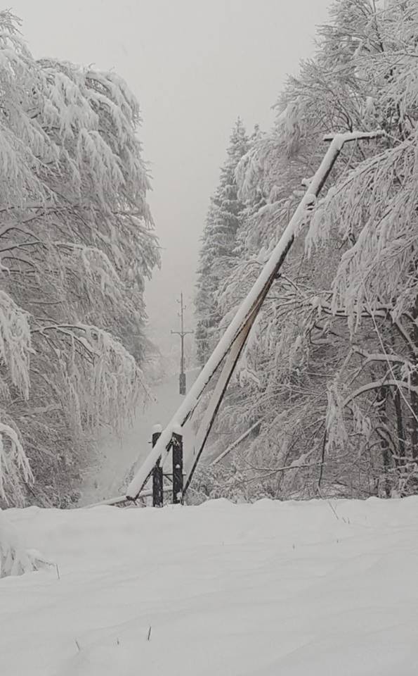 13 localităţi din județul Sibiu nu au curent electric, după viscol. "Intervenţiile sunt îngreunate de accesul dificil"